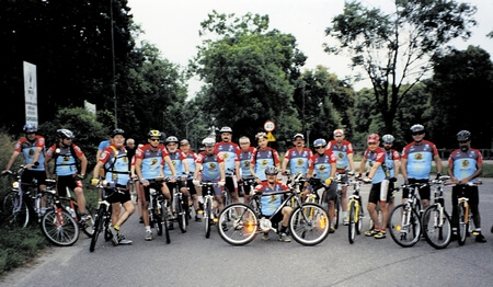 kolarze amatorzy - zdjęcie grupowe z rowerami